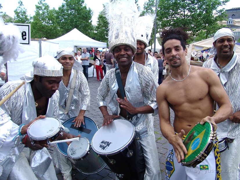 Samba, Percussion, Trommler, Batucada, Samba-Umzug in der Landeshauptstadt Wiesbaden auf dem Wilhelmstraßenfest. 42